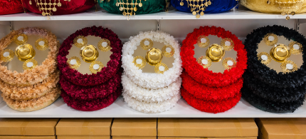 Lazer Çiçekli Tepsi Sepet – Kına Gecesi ve Nişan İçin Çiçek Detaylı Gold Sunum Tepsisi