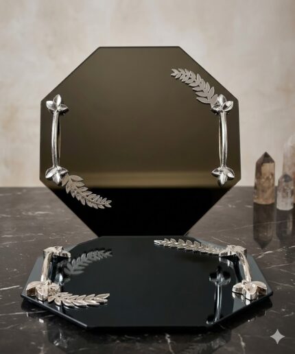 Altıgen Defne Yapraklı Aynalı Tepsi – Siyah Cam Üzeri Gümüş Detaylı Dekoratif Sunum Tepsisi