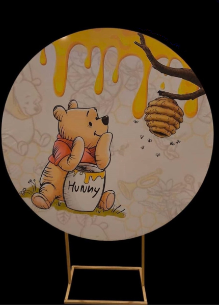 Ayıcık & Bal Temalı Yuvarlak Fon Paneli – Winnie Konseptli Dekoratif Arka Plan Standı